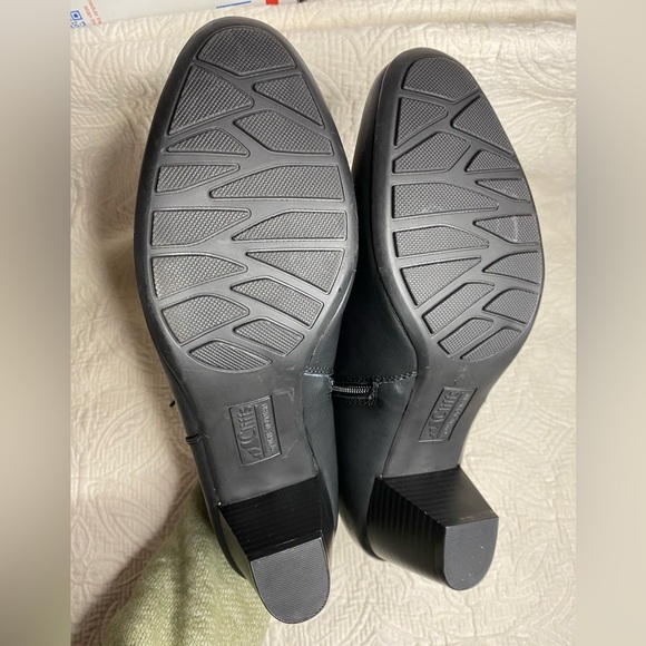 Cliffs by WHITE MOUNTAIN Black Combat Boots with Lace-up Design and Chunky Heel - Picture 8 of 8